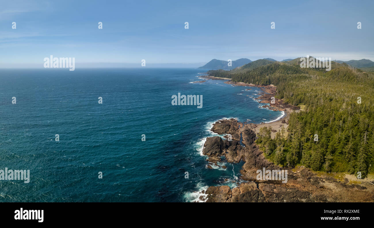 Belle vue sur le paysage marin antenne côte de l'océan Pacifique pendant une journée d'été. Prises dans le Nord de l'île de Vancouver, Colombie-Britannique, Canada. Banque D'Images