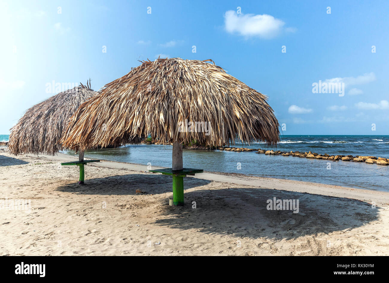 Des parasols en chaume à Coveñas Beachside Resort, en Colombie. Banque D'Images