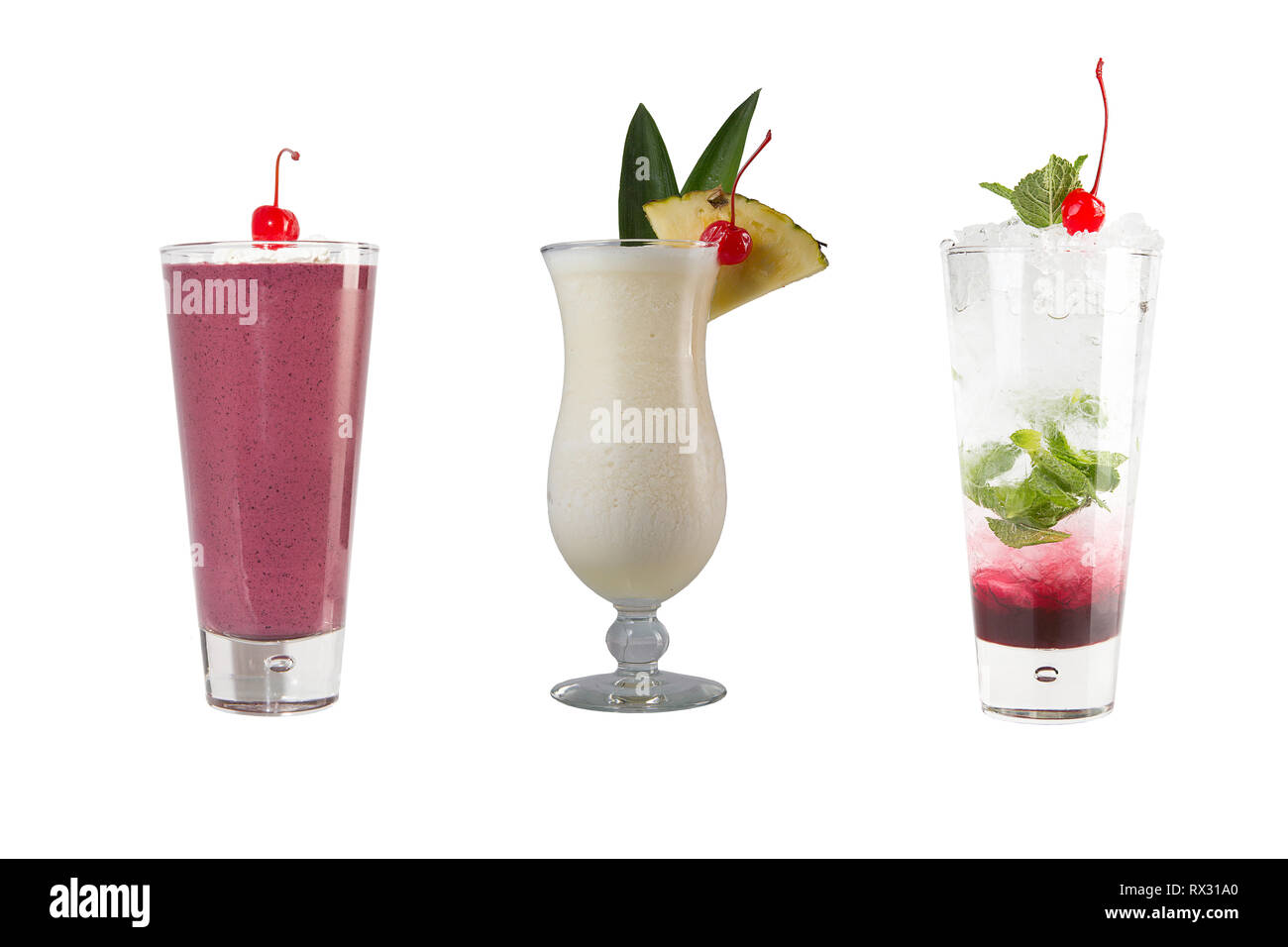 Une variété de boissons alcoolisées, des boissons et des cocktails sur un fond blanc. Trois différentes boissons dans des gobelets en verre avec des cerises au marasquin. Isolat Banque D'Images