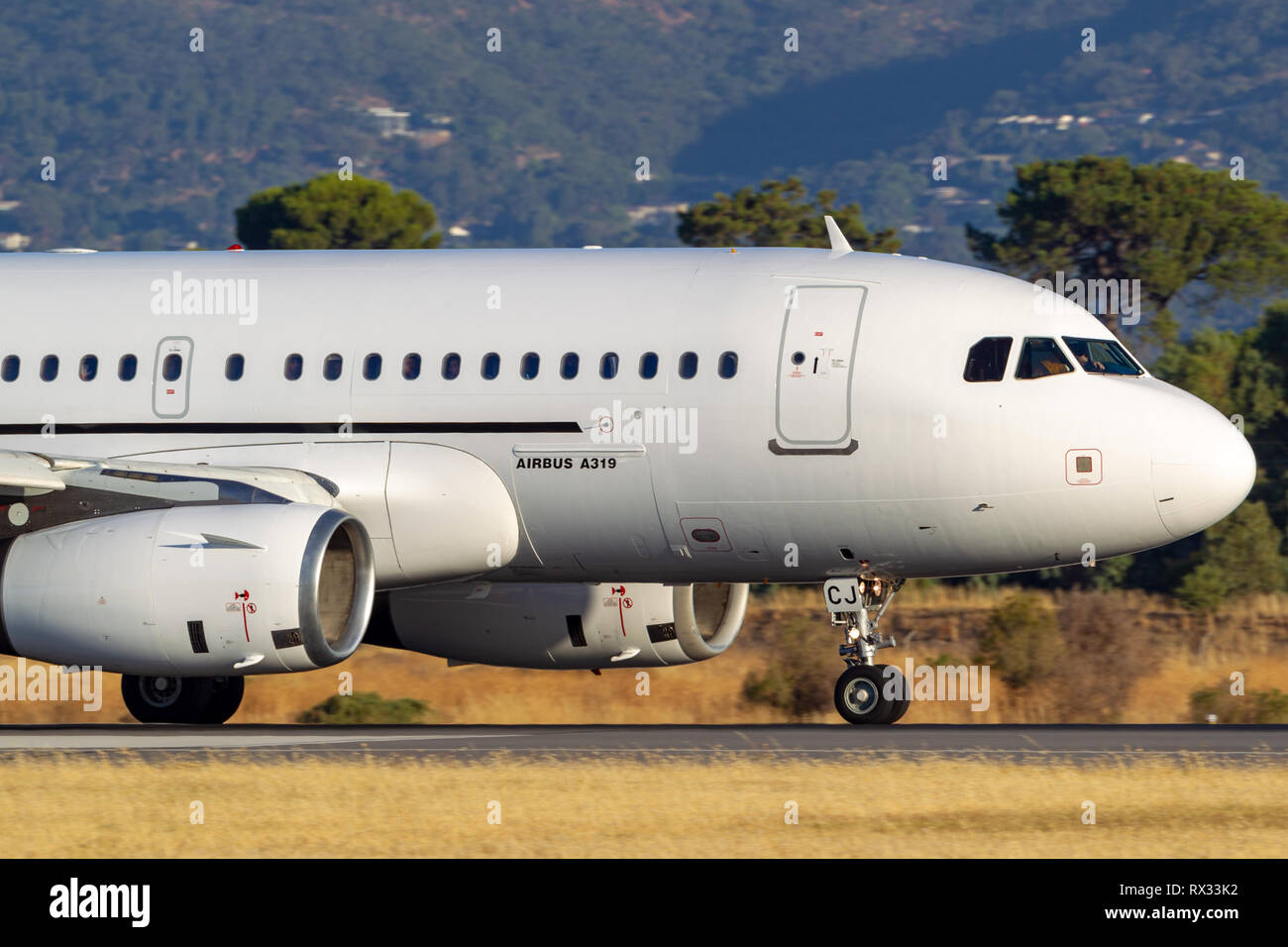 Airbus A319-132 Skytraders VH-VCJ avion à l'aéroport d'Adélaïde. Banque D'Images