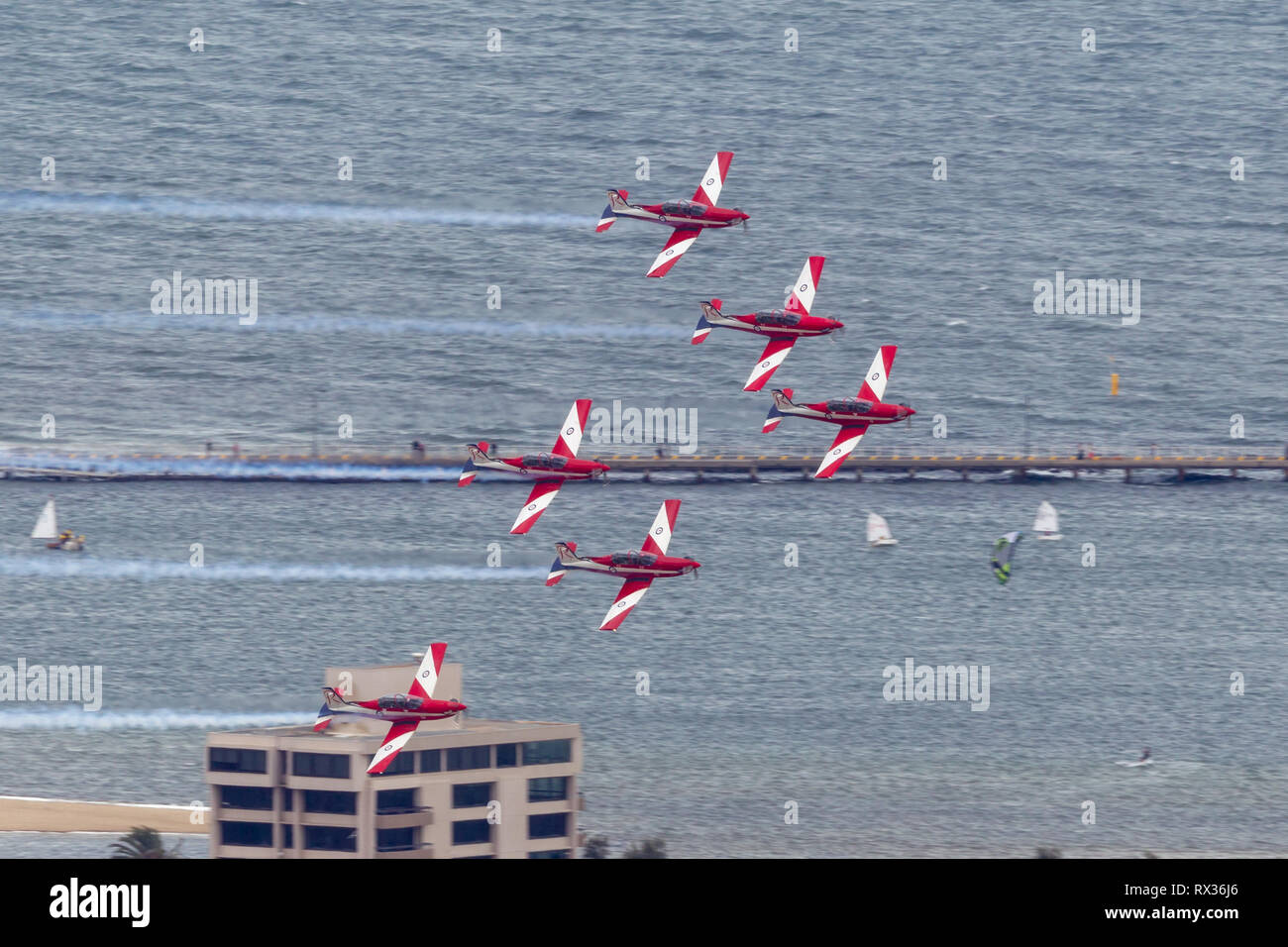 Royal Australian Air Force (RAAF) formation de l'équipe de démonstration de voltige, des roulettes d'une démonstration aérienne en Pilatus PC-9un avion d'entraînement. Banque D'Images