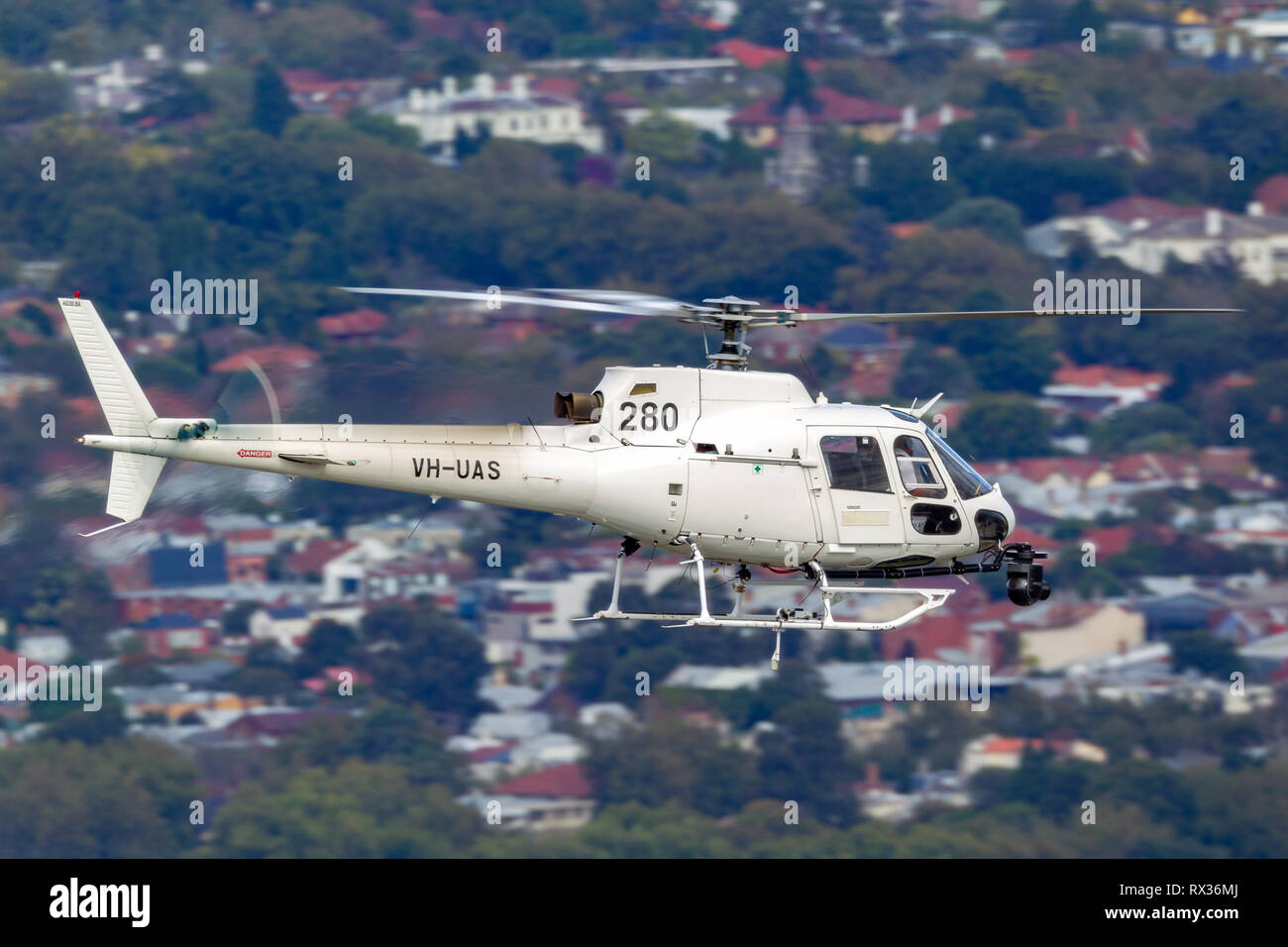 Eurocopter AS-350BA aérienne Hélicoptère filmer avec une caméra Cineflex nez monté sur Melbourne. Banque D'Images