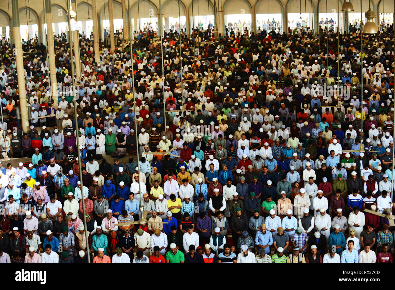 La prière du vendredi dans la grande mosquée Baitul Mukarram à Dhaka, au Bangladesh. Banque D'Images