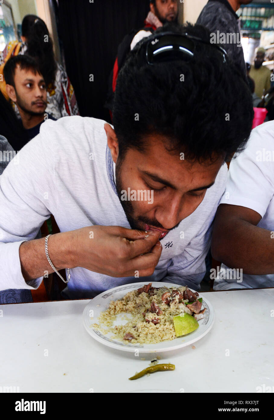 Bénéficiant d''un biriyani bangladais à l'original Haji Biriyani restaurant dans le vieux Montréal. Banque D'Images