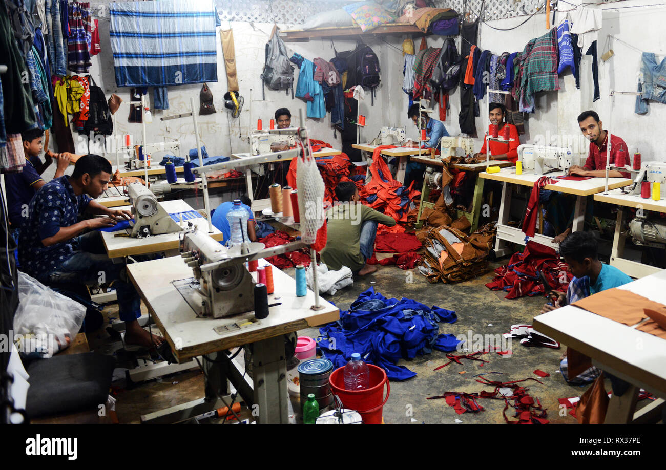 Les usines de vêtements du Bangladesh dans les bâtiments le long de la rivière Buriganga à Dhaka. Banque D'Images