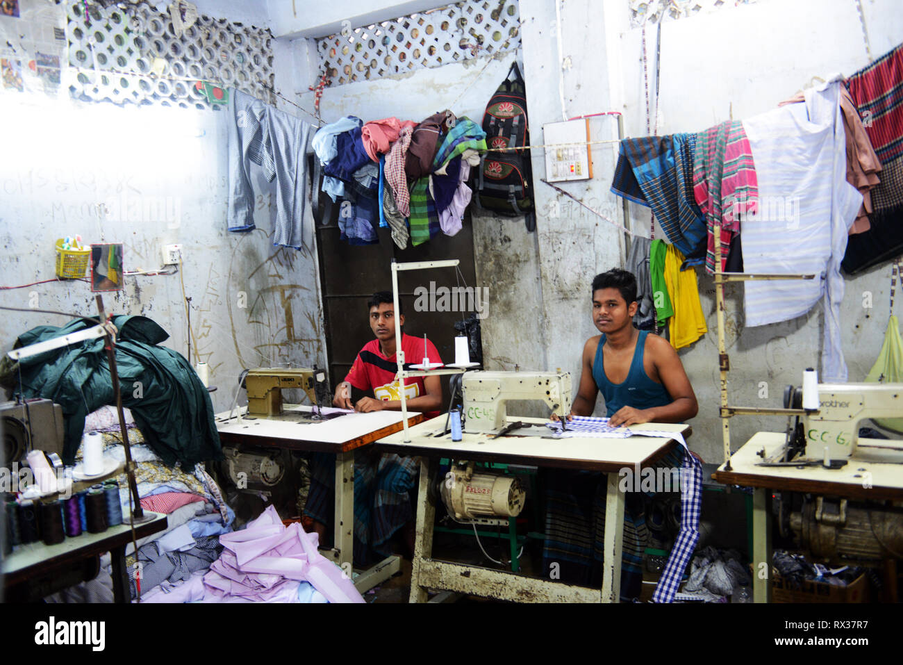 Les usines de vêtements du Bangladesh dans les bâtiments le long de la rivière Buriganga à Dhaka. Banque D'Images