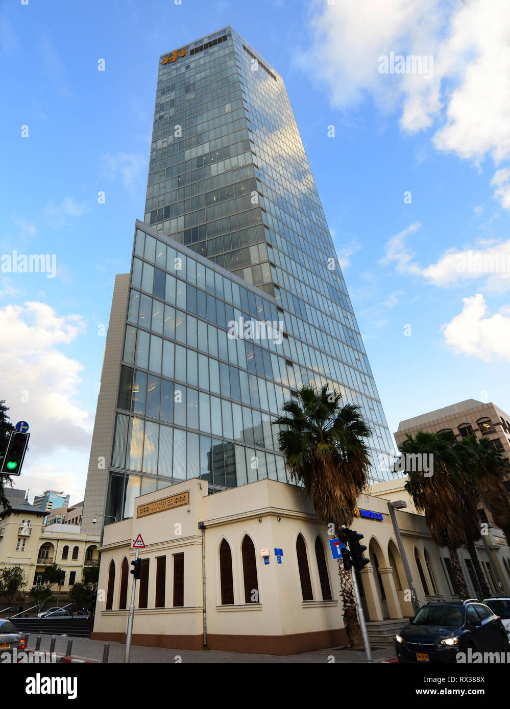 La banque Beinleumi à la fois dans un bâtiment historique et un gratte-ciel moderne. Tel-Aviv, Israël. Banque D'Images