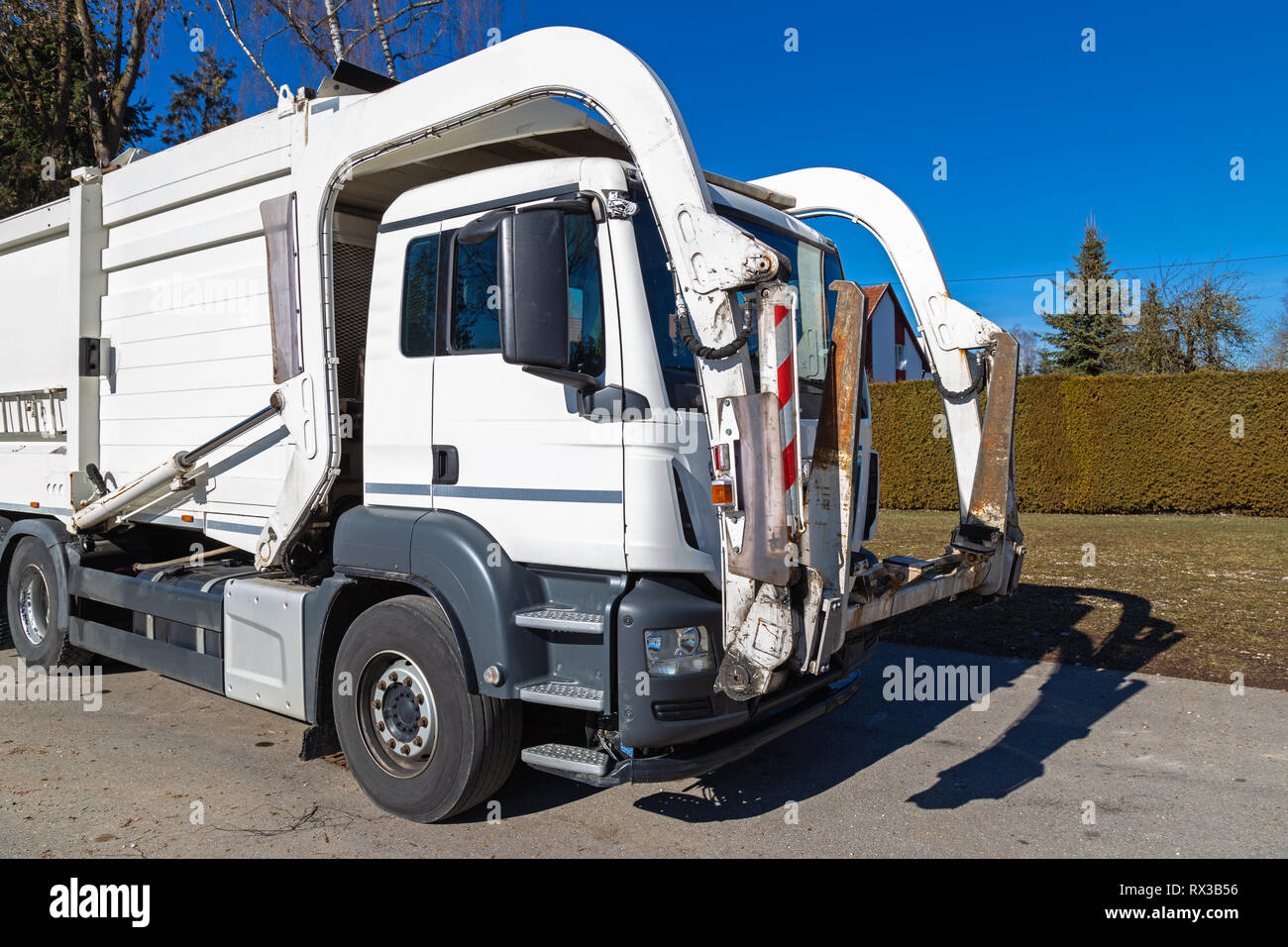 Camion à ordures avec chargeur frontal Banque D'Images