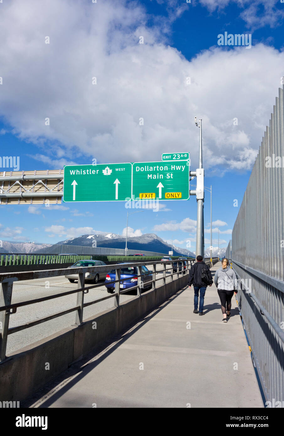 Monteurs de Memorial Bridge nord de Vancouver (C.-B.). L'autoroute en direction de Whistler avec les piétons de marcher à travers. L'hiver 2019. Banque D'Images