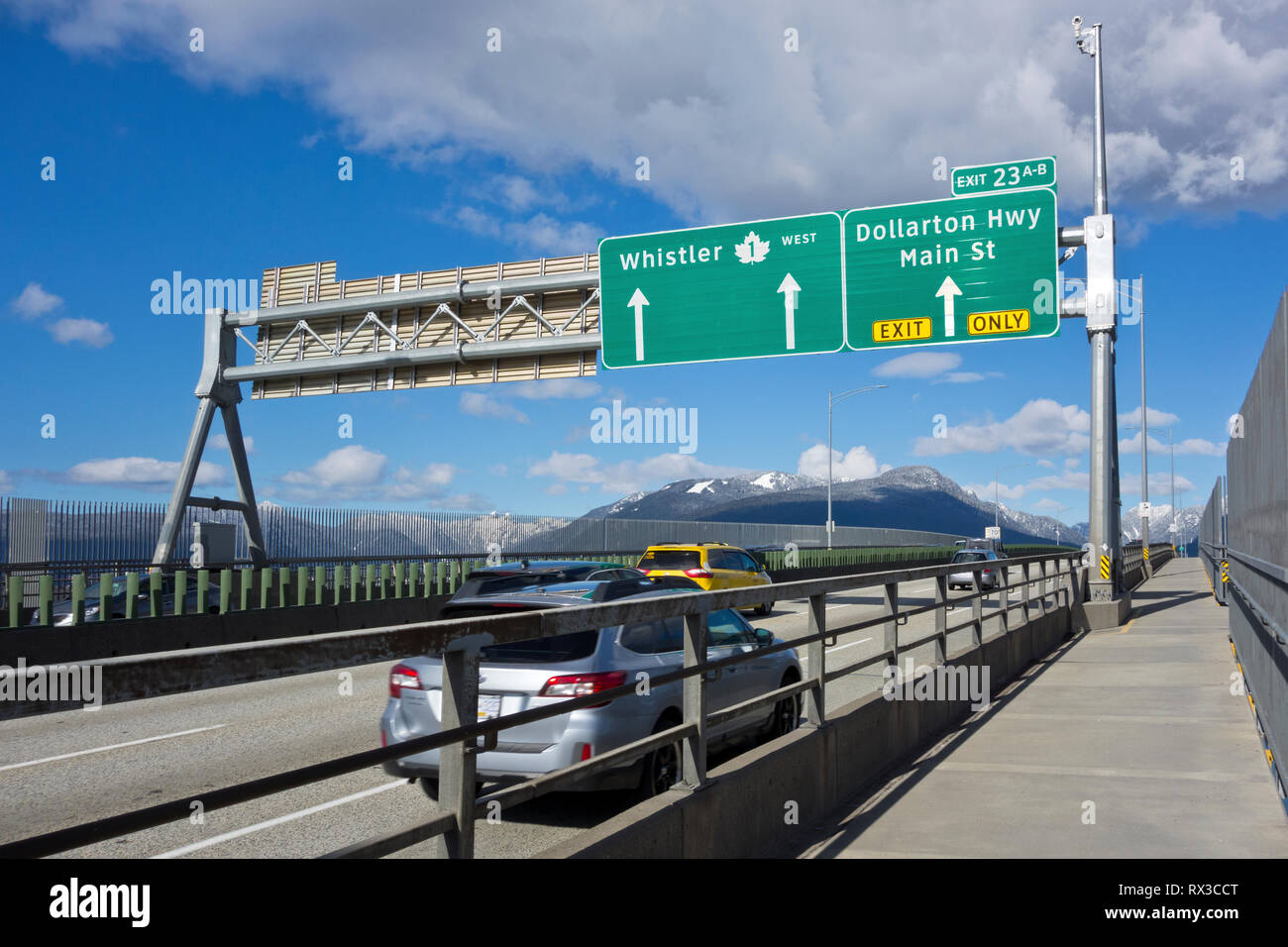 Conduite plus de monteurs de Memorial Bridge à Vancouver, BC, Canada. L'autoroute en direction du pont 1 à North Vancouver. Banque D'Images