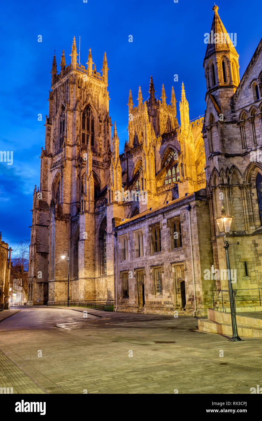 La célèbre cathédrale de York en Angleterre au crépuscule Banque D'Images