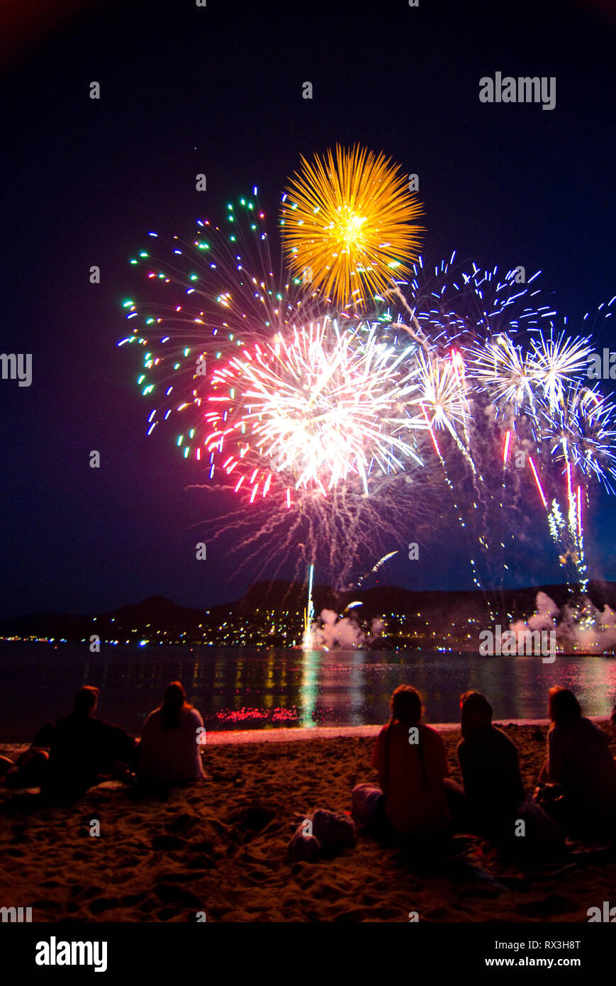 Plus d'artifice de la fête du Canada le lac Kalamalka à Vernon, Colombie-Britannique, Canada Banque D'Images