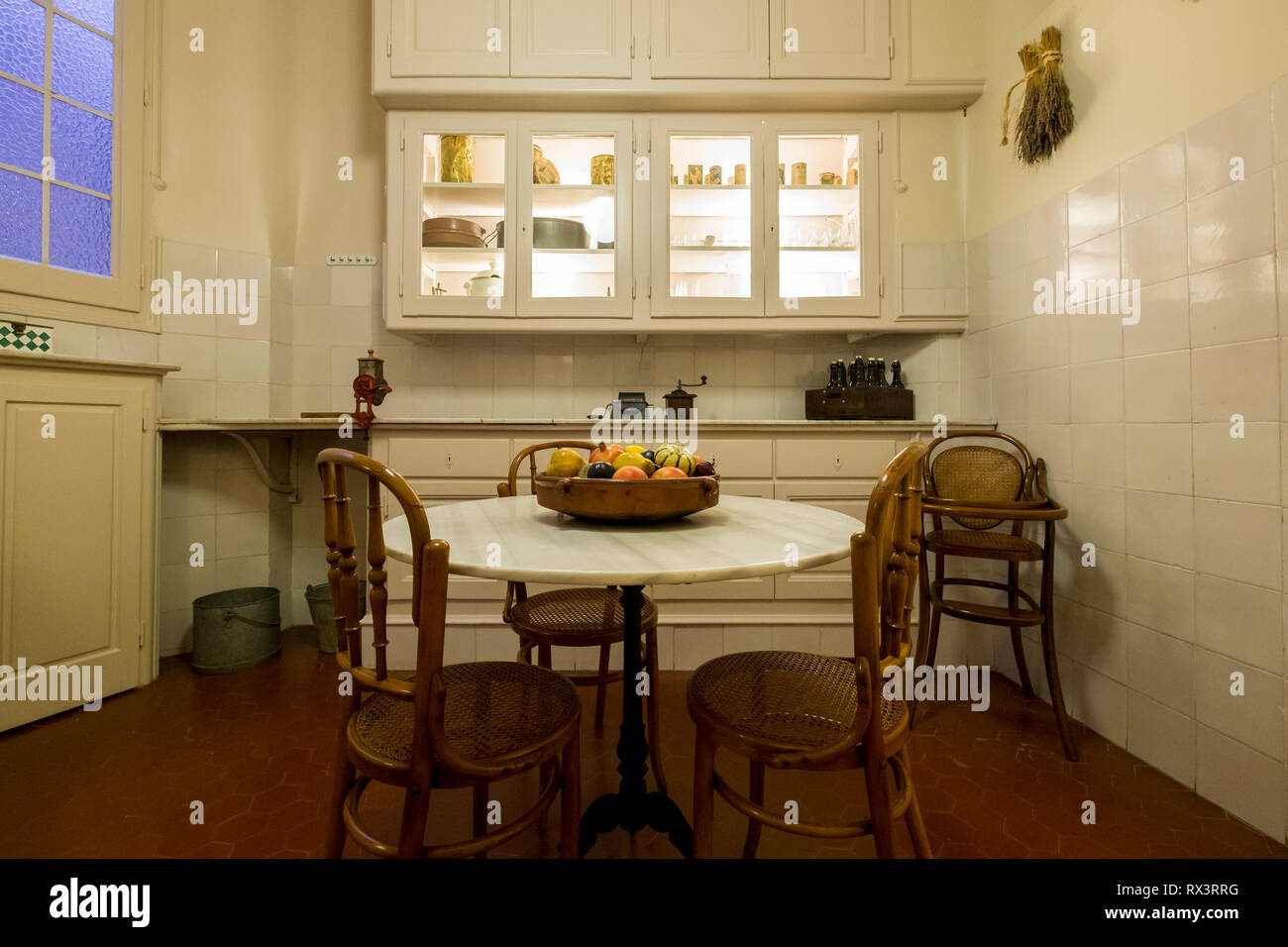 Manger d'une cuisine dans un appartement à la Casa Mila à Barcelone, Espagne. Banque D'Images