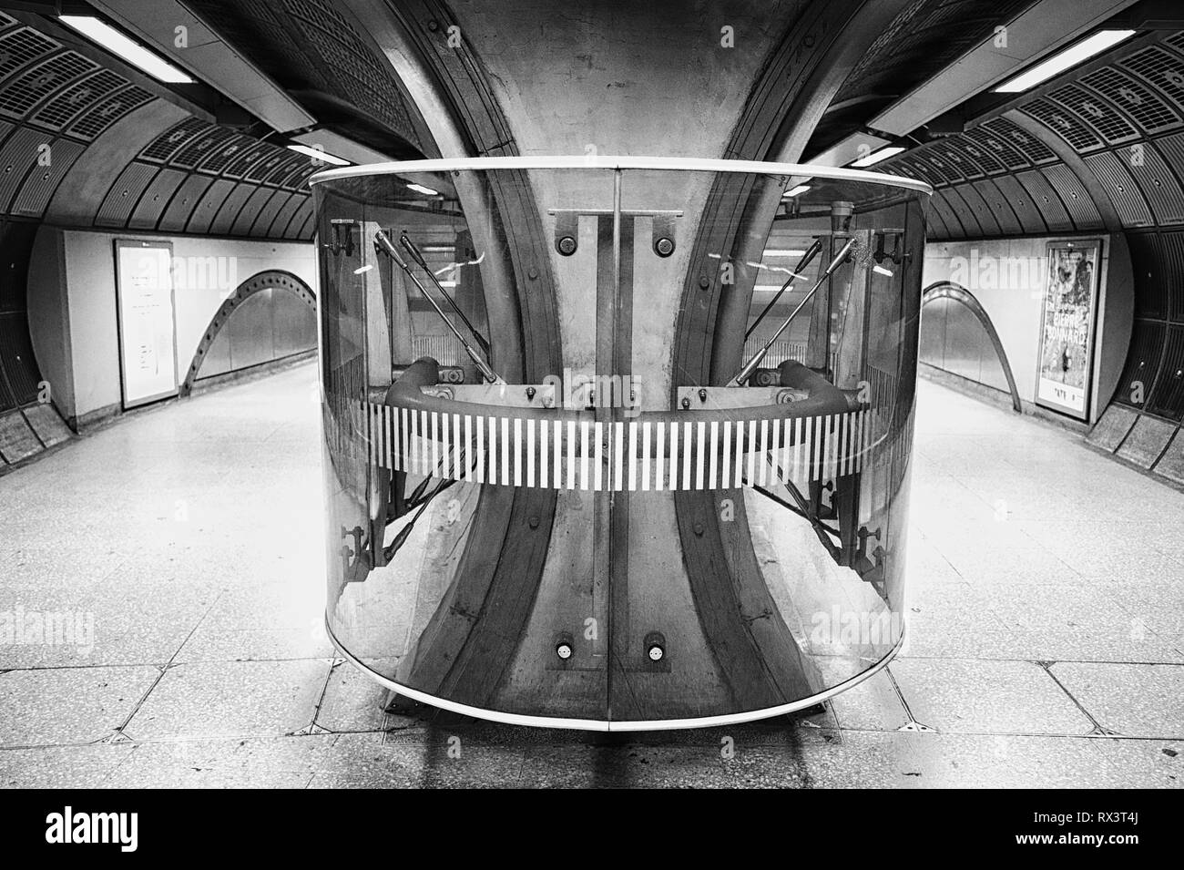 Passage souterrain en noir et blanc Banque D'Images