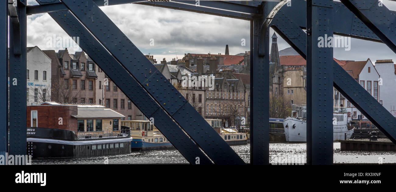 Le pont Victoria Swing Bridge Leith Edinburgh en fer forgé était l'un des plus grands ponts en fer forgé qui portait à la fois le rail et la route en 1874 Banque D'Images