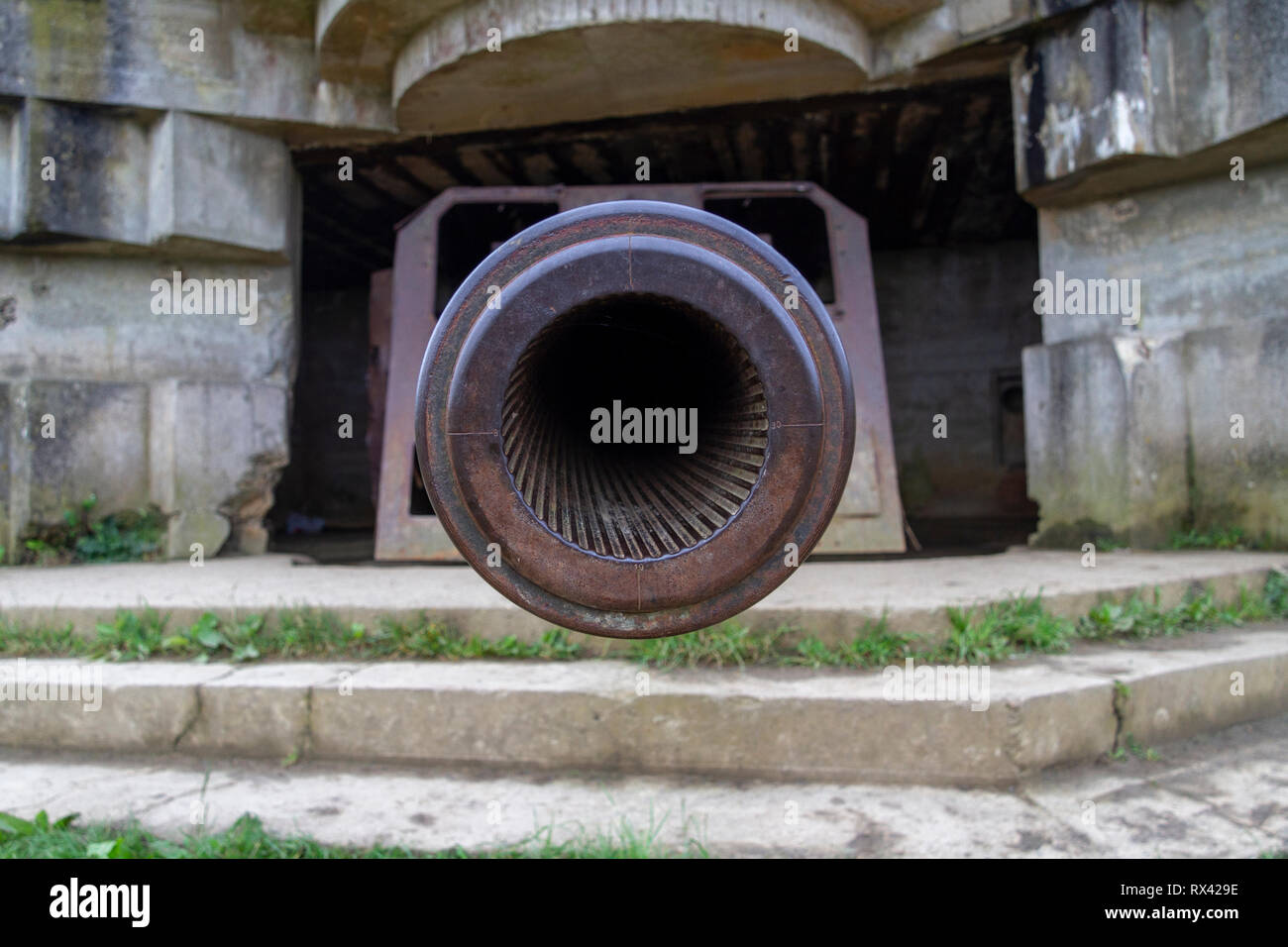 Un canon de 150 mm dans l'une des quatre vantaux des longues-sur-Mer, la batterie située à l'ouest d'Arromanches-les-Bains en Normandie, France. Banque D'Images