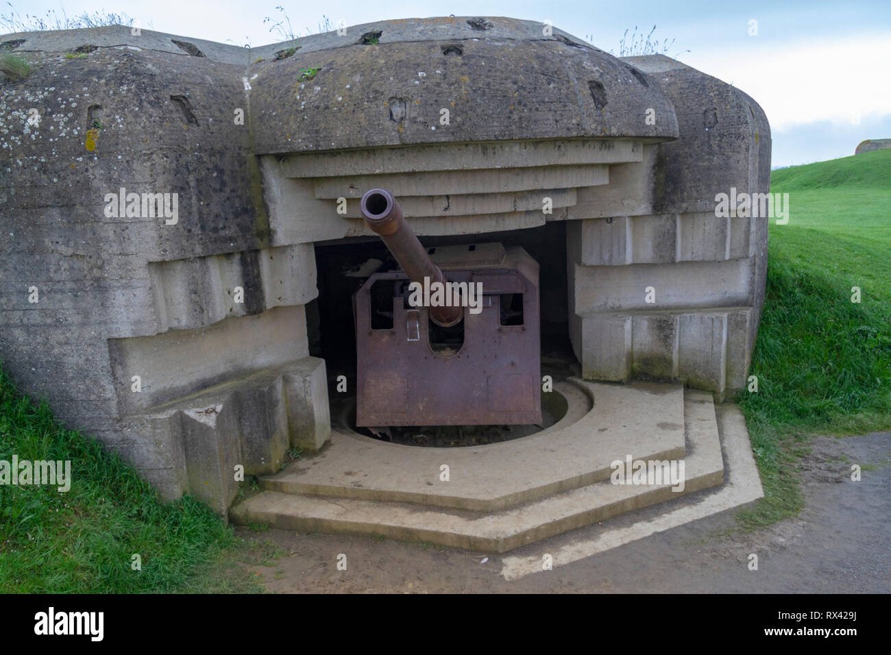 Un canon de 150 mm dans l'une des quatre vantaux des longues-sur-Mer, la batterie située à l'ouest d'Arromanches-les-Bains en Normandie, France. Banque D'Images