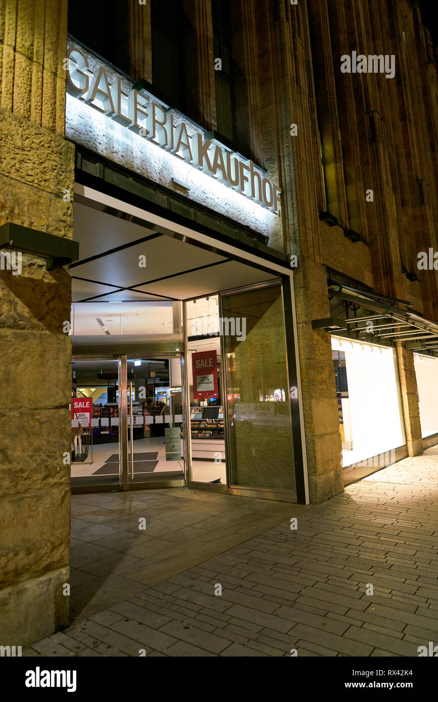 DUSSELDORF, ALLEMAGNE - circa 2018 SEPTEMBRE : entrée de la Galeria Kaufhof dans la nuit. Banque D'Images