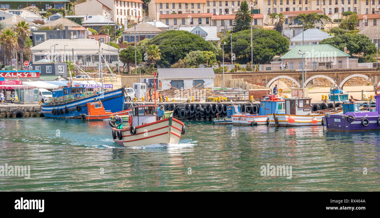 Cape Town, Afrique du Sud - secteur de subsistance non identifiés s'écarter de Kalk Bay Harbour pour une journée de pêche dans la région de False Bay Banque D'Images