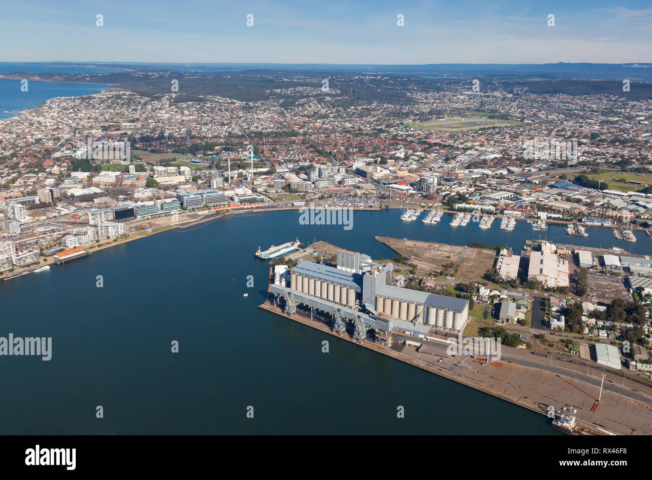 Vue aérienne du port et la ville de Newcastle à la sud à travers le centre-ville de banlieue. Nouveau développement résidentiel et commercial peut être vu le long t Banque D'Images