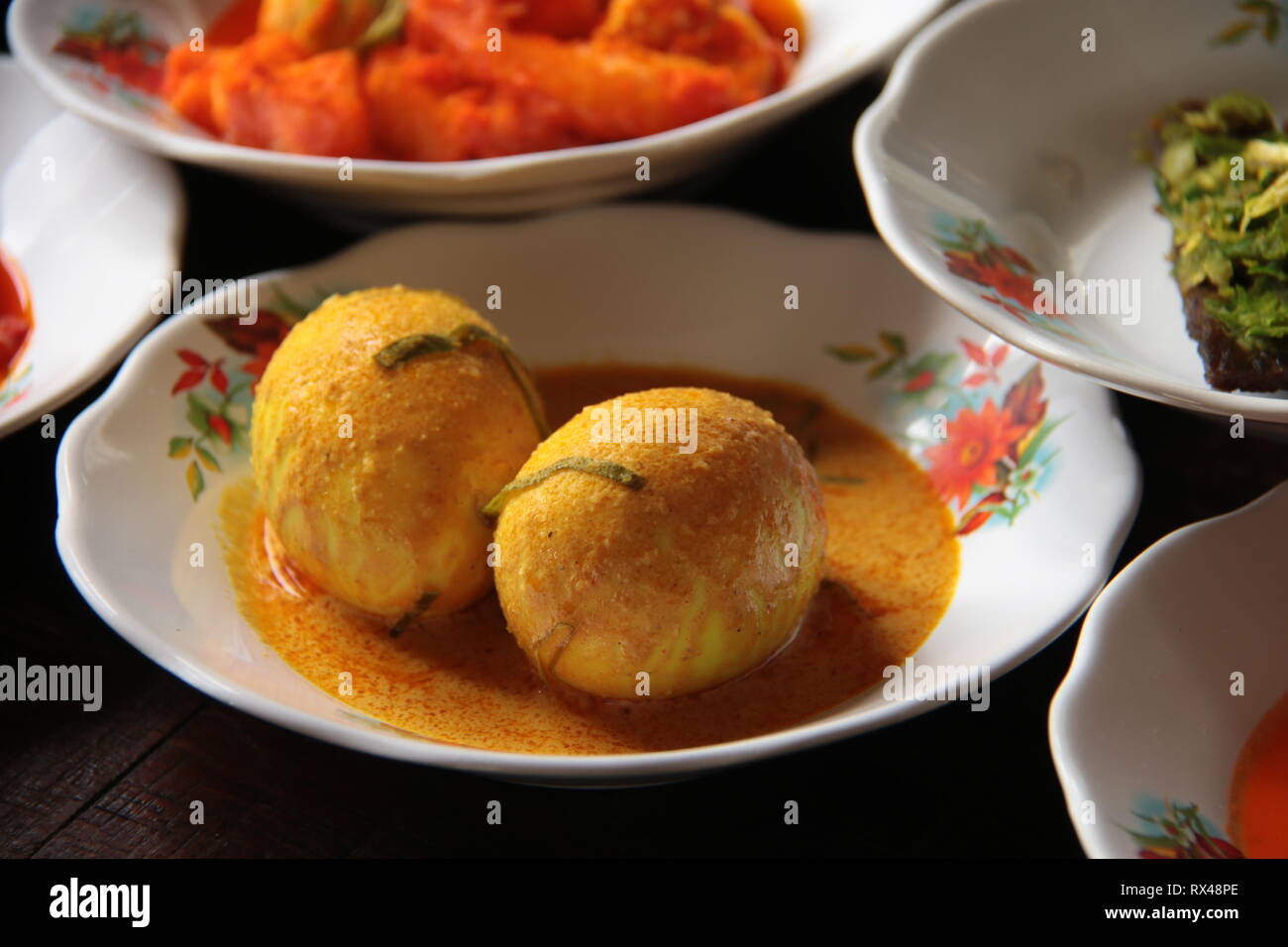 Gulai Telur. Oeufs en sauce curry jaune de l'Ouest de Sumatra, Padang Banque D'Images