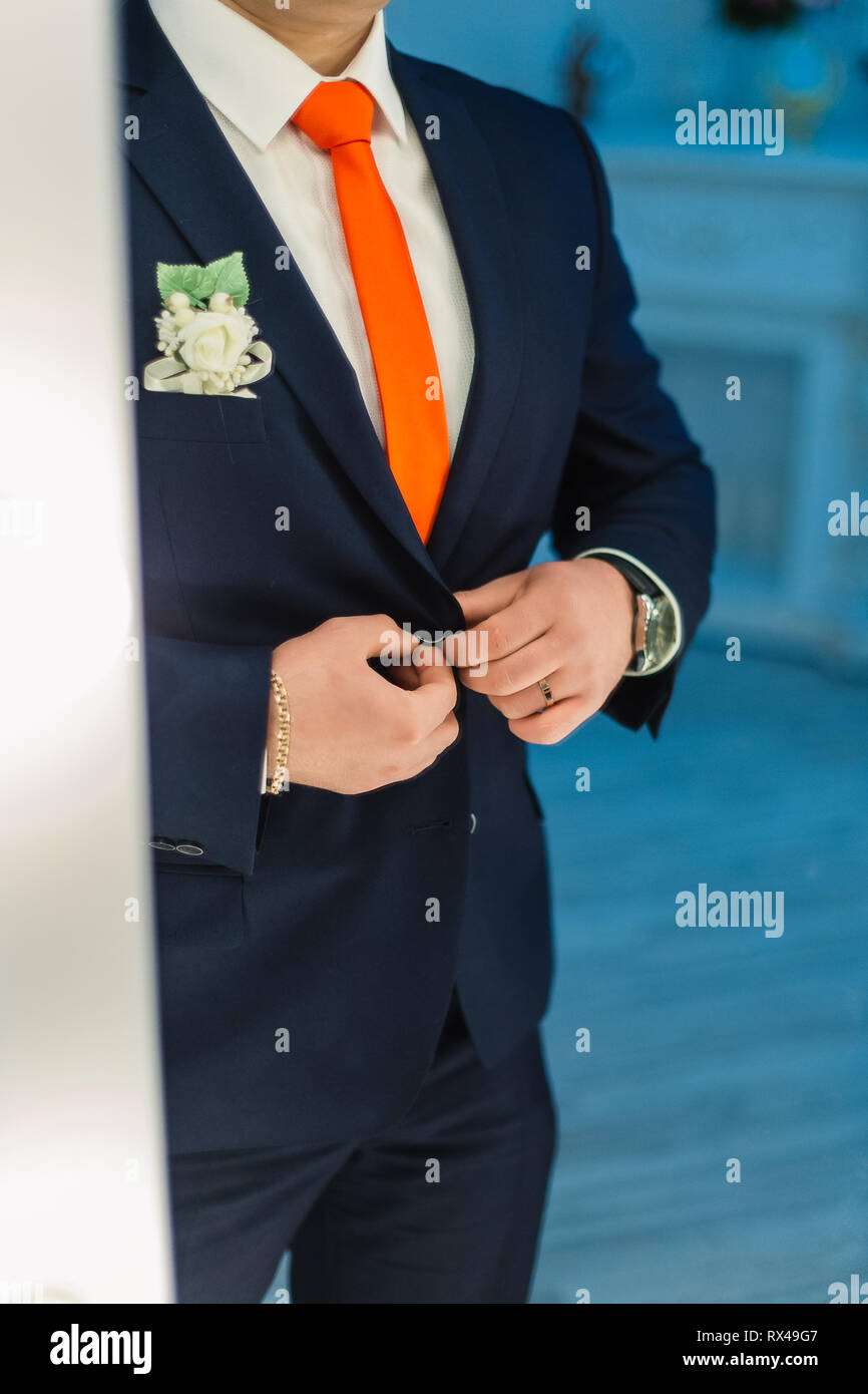 L'homme transporte jusqu'sa veste, groom dans une Veste, cravate blanche,  frais de l'époux, style d'affaires Photo Stock - Alamy