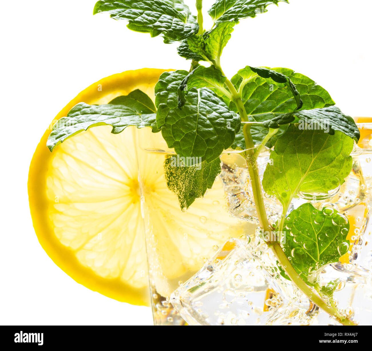 D'un plan macro de citrons limonade en verre,de menthe et de glaçons isoalted on white Banque D'Images