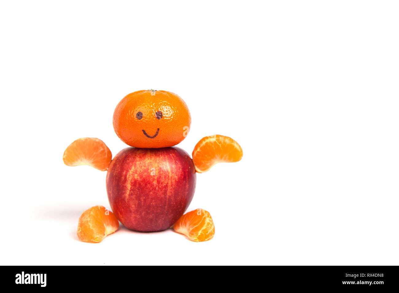 Fun caractère fruité faite à partir d'une pomme, orange et orange avec un smiley Banque D'Images