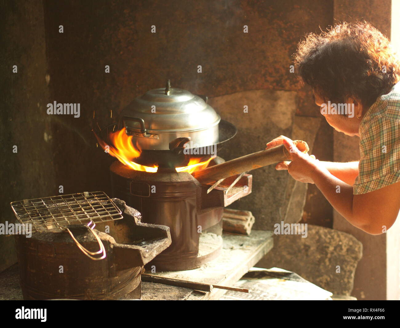 Cuisine traditionnelle à la vapeur de riz gluant , Pot - l'espace de cuisson dans le village local chambre. Au nord-est de la Thaïlande. Banque D'Images