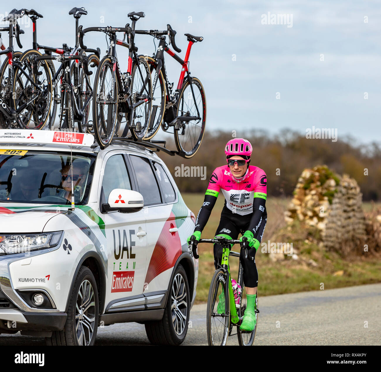 Fains-la-Folie, France - le 5 mars 2018 : Le cycliste français Pierre Rolland de EF Education Équipe First-Drapac à cheval sur une route de campagne au cours de l'étape Banque D'Images