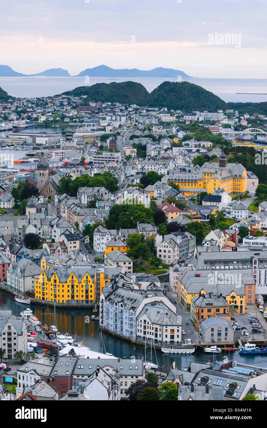 Ålesund est un port et ville touristique en Norvège. Célèbre attraction touristique. Point de vue sur le mont Aksla Banque D'Images