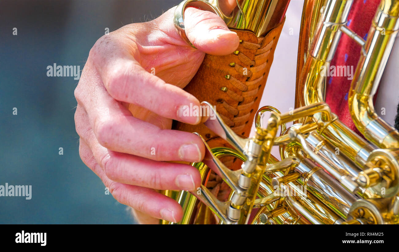 Ensemble De Musiciens Jouant Surtout Des Cuivres Trompette d'or jouant dans la bande. La trompette est un instrument de  musique. Il a la plus forte s'inscrire dans la famille des cuivres Photo  Stock - Alamy