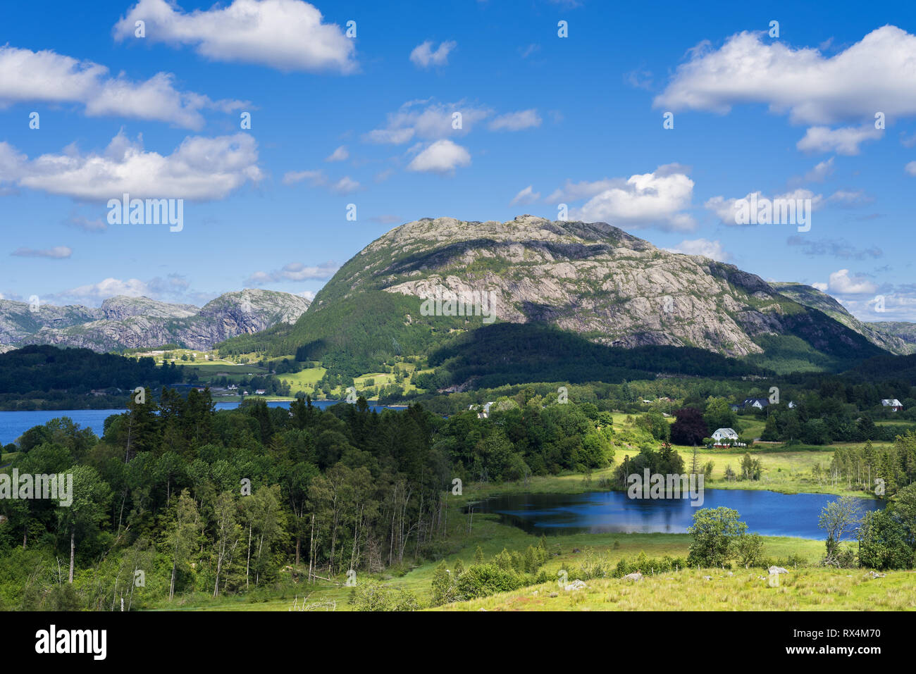 Paysage norvégien d'été. Beau temps dans les hautes terres du sud de la Norvège Banque D'Images