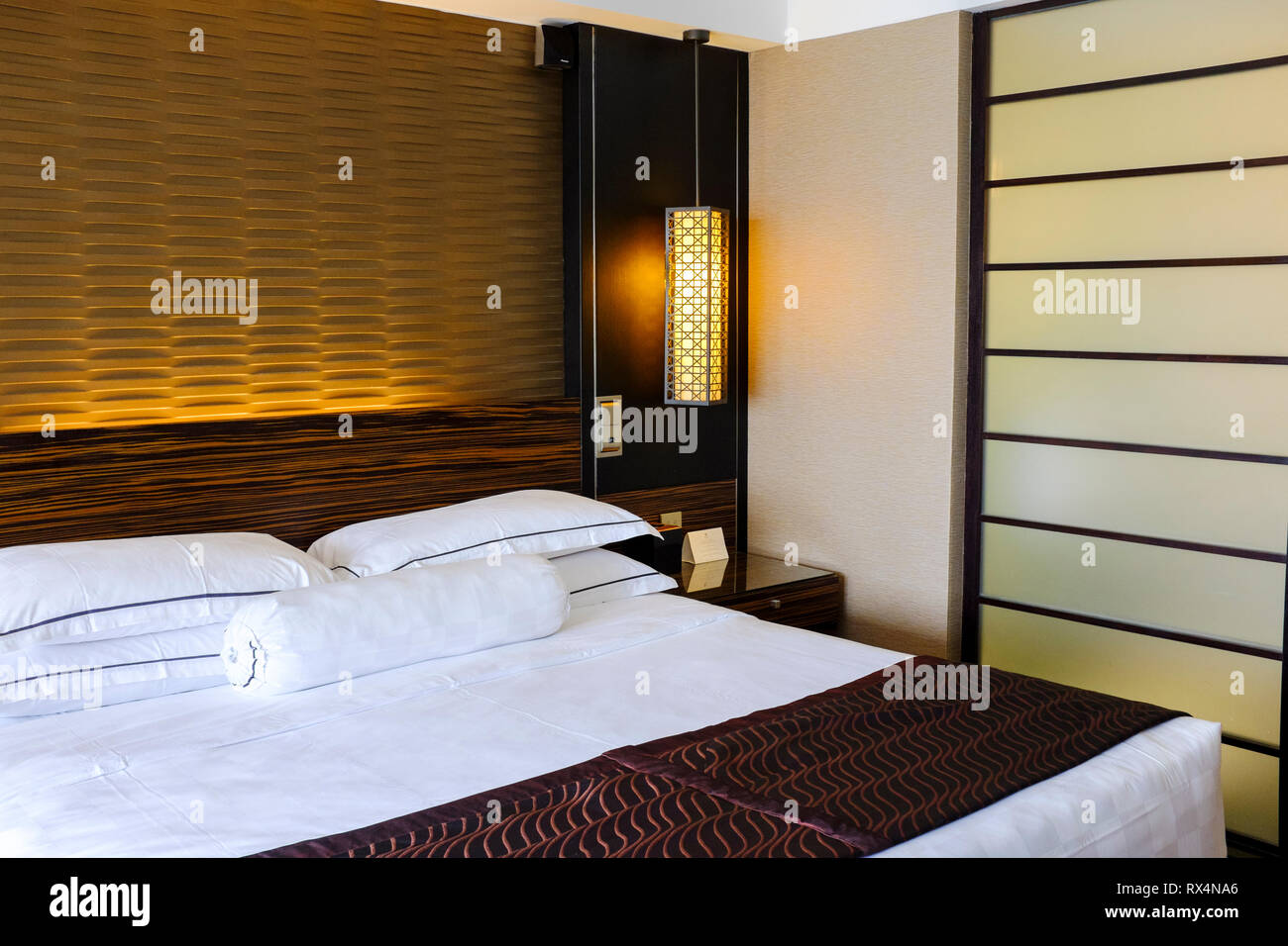 Lit King size dans la chambre d'hôtel de luxe à Singapour Banque D'Images