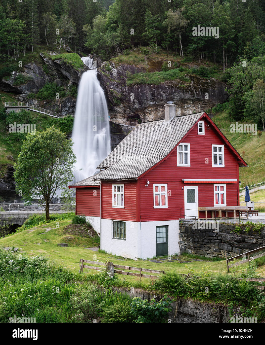 Steinsdalsfossen - l'un des plus populaires de cascades en Norvège. Le long de la Route Touristique du Hardanger Banque D'Images