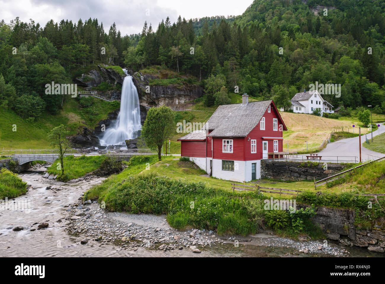 Steinsdalsfossen - l'un des plus populaires de cascades en Norvège. Le long de la Route Touristique du Hardanger Banque D'Images