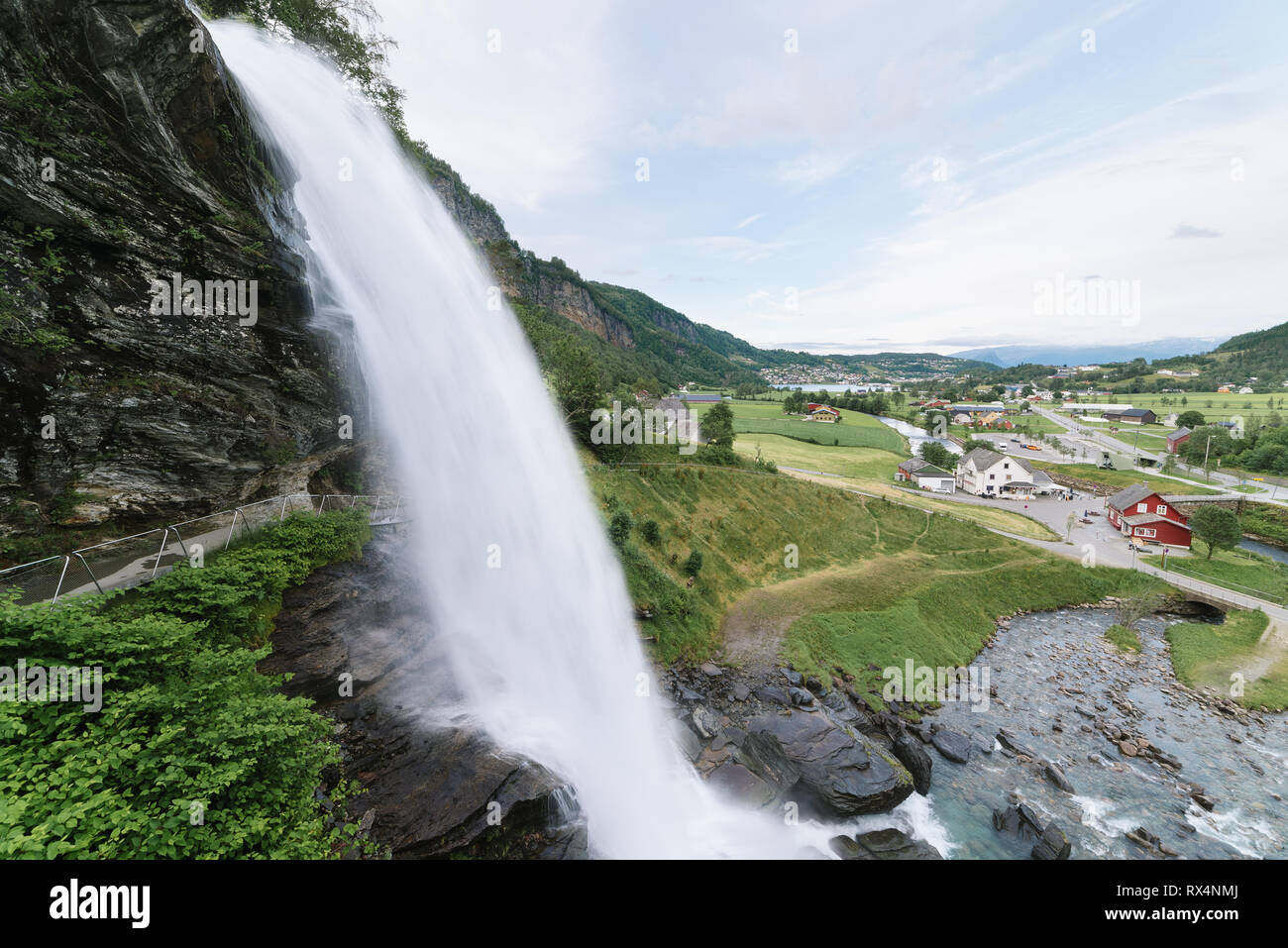 Steinsdalsfossen - l'un des plus populaires de cascades en Norvège. Le long de la Route Touristique du Hardanger Banque D'Images