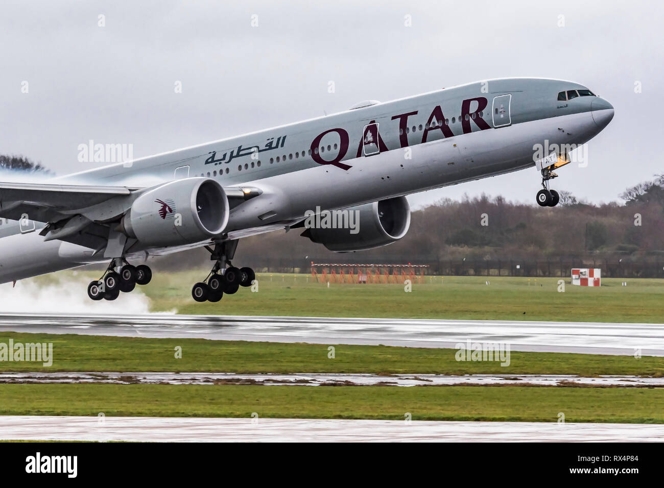 Qatar Airways Boeing 777 décolle. Banque D'Images