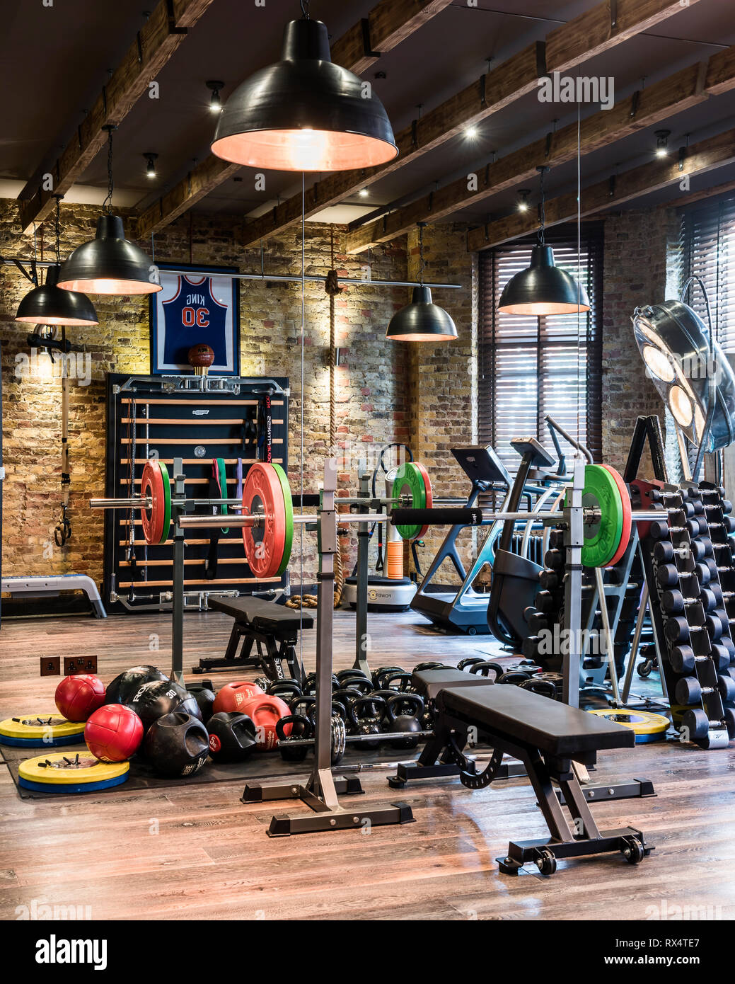 L'équipement d'exercice dans la salle de sport rustique Banque D'Images