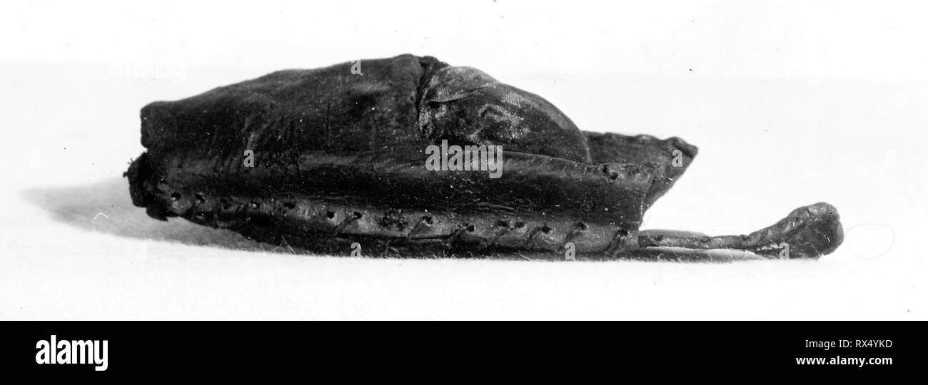 Orteil de la chaussure. L'Angleterre. Date : 1501-1600. Dimensions : 14 × 6,5 × 3 cm (5 1/2 x 2 9/16 x 1 3/16 in.). Le cuir. Origine : Angleterre. Musée : le Chicago Art Institute. Banque D'Images