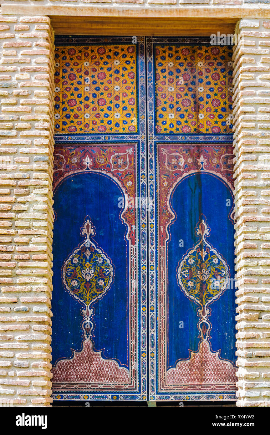 Fenêtre colorée dans la médina de Marrakech, Maroc Banque D'Images