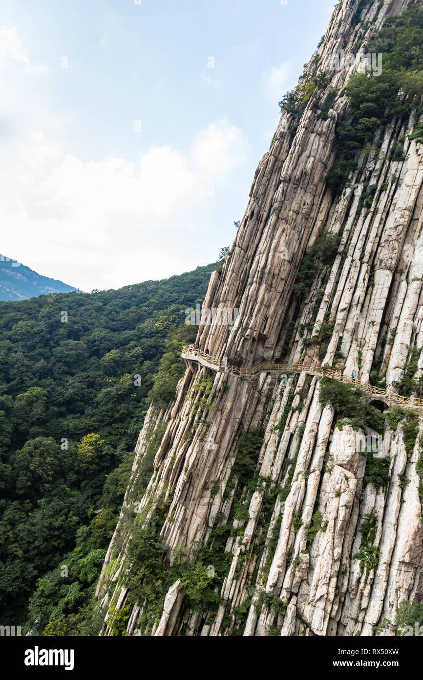 Falaises et sentiers dans la montagne Songshan, Dengfeng, Chine. Songshan est le plus grand des 5 montagnes sacrées de Chine dédié au taoïsme et au-dessus Banque D'Images
