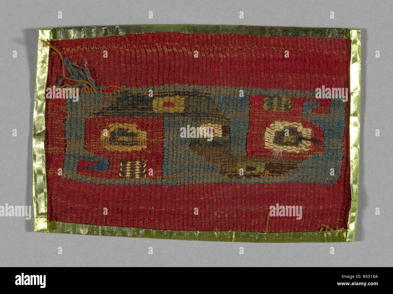 Fragment. Peut-être, peut-être Chimú, côte nord du Pérou. Date : 1250-1532. Dimensions : 7,6 x 11,4 cm (3 x 4 1/2 in.). Le coton et la laine des camélidés (), les bandes de tissage ordinaire avec des trames supplémentaires brocading et tisser avec sa paire de chaînes. Origine : Pérou. Musée : le Chicago Art Institute. Banque D'Images