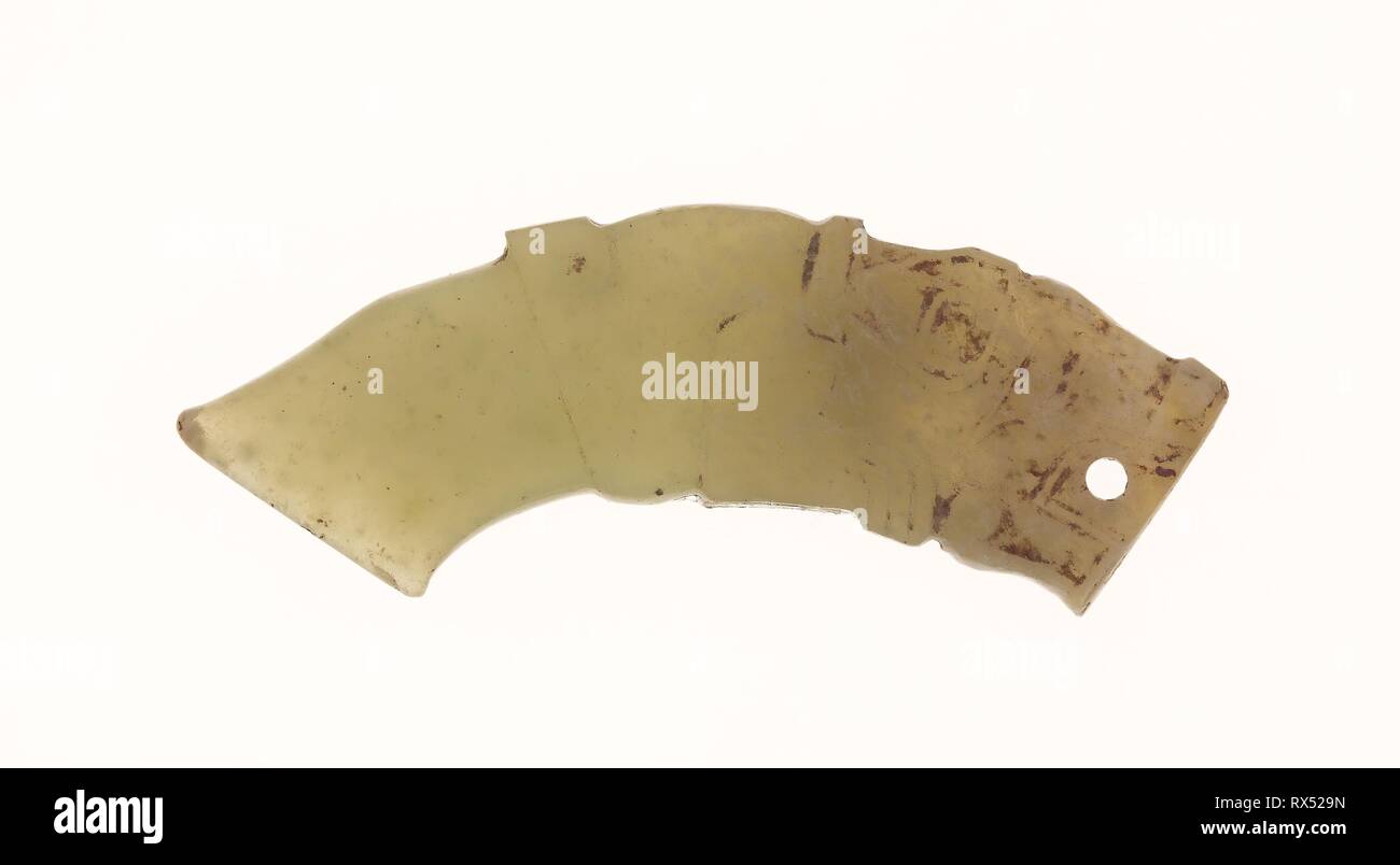 Pendentif Dragon avec petite lame. La Chine. Date : 1300 BC-1000 BC. Dimensions : 5,2 × 1,9 cm (2 1/16 x 3/4 in.). Jade. Origine : Chine. Musée : le Chicago Art Institute. Banque D'Images