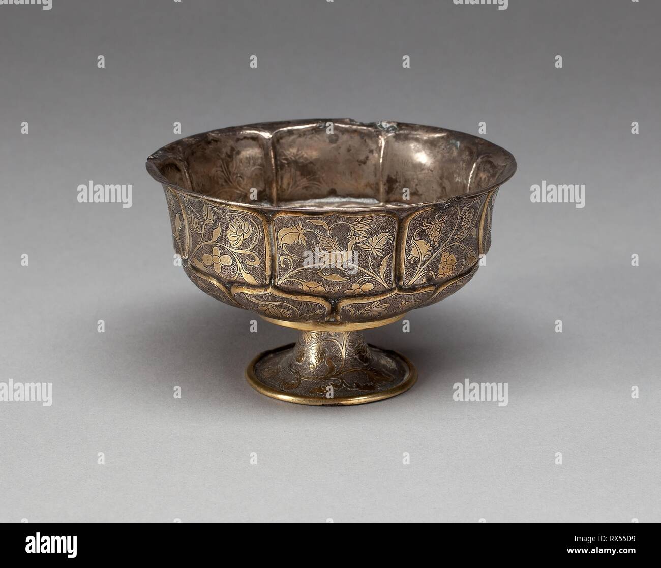 Coupe de la tige. La Chine. Date : 618 AD AD-906. Dimensions : H. 4,8 × diam. 7,8 cm ; (3.1 × 1.9 in.). Argent avec dorure colis décoration. Origine : Chine. Musée : le Chicago Art Institute. Banque D'Images