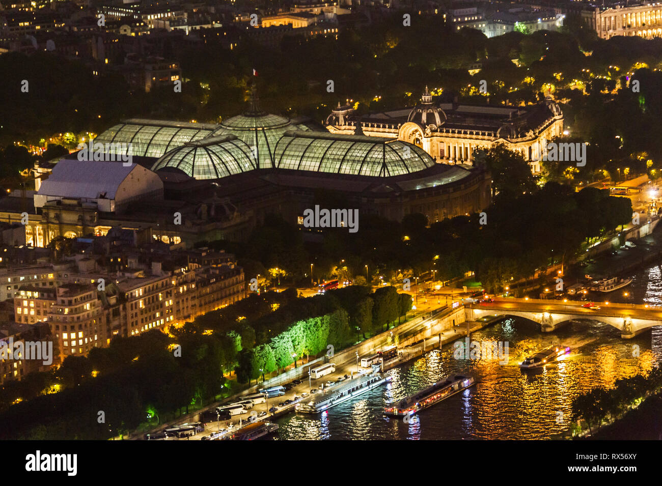 Grand Palais et Seine Vue aérienne de nuit Banque D'Images