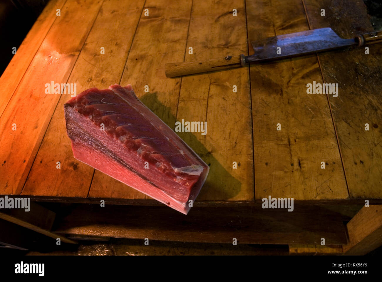 Morceau de thon et un couteau à Tokyo Tsukiji fish market Banque D'Images