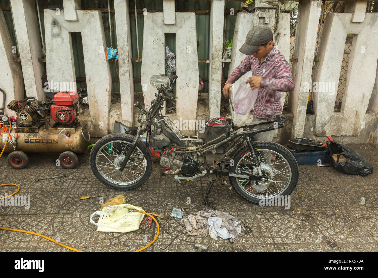 Mécanicien de la rue au travail à Ho Chi Minh, Vietnam Banque D'Images