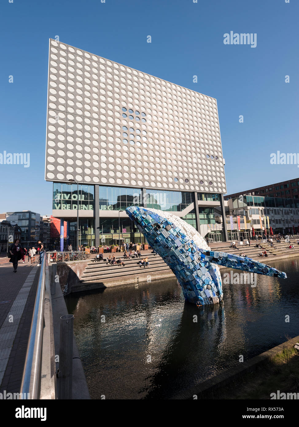 Les concerts de bâtiment moderne à vredenburg tivoli ville néerlandaise d'Utrecht sur journée ensoleillée avec des baleines en plastique construit par StudioKCA Banque D'Images
