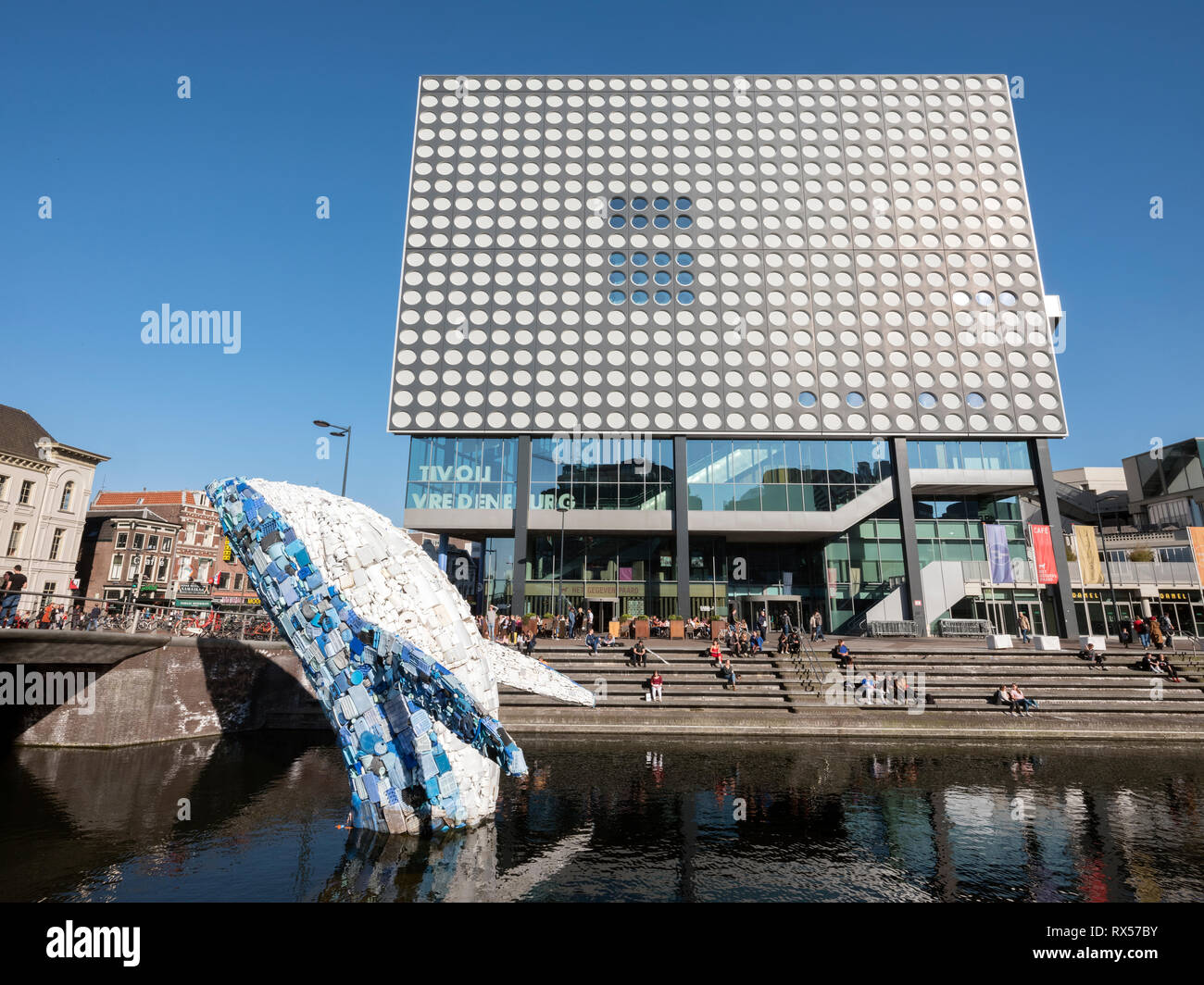 Les concerts de bâtiment moderne à vredenburg tivoli ville néerlandaise d'Utrecht sur journée ensoleillée avec des baleines en plastique construit par StudioKCA Banque D'Images
